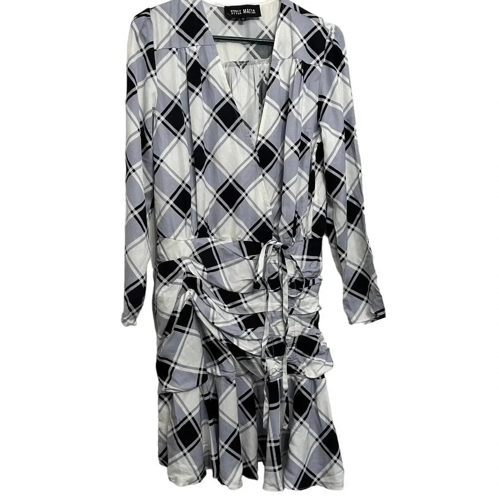 Style Mafia NWOT’s Emma plaid ruched mini dress. Size large